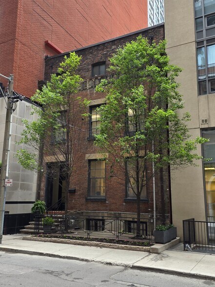 24 Mercer St, Toronto, ON à louer - Photo de l’immeuble – Image 1 sur 5