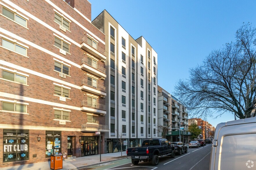 21-11 31st Ave, Astoria, NY à louer - Photo de l’immeuble – Image 3 sur 5