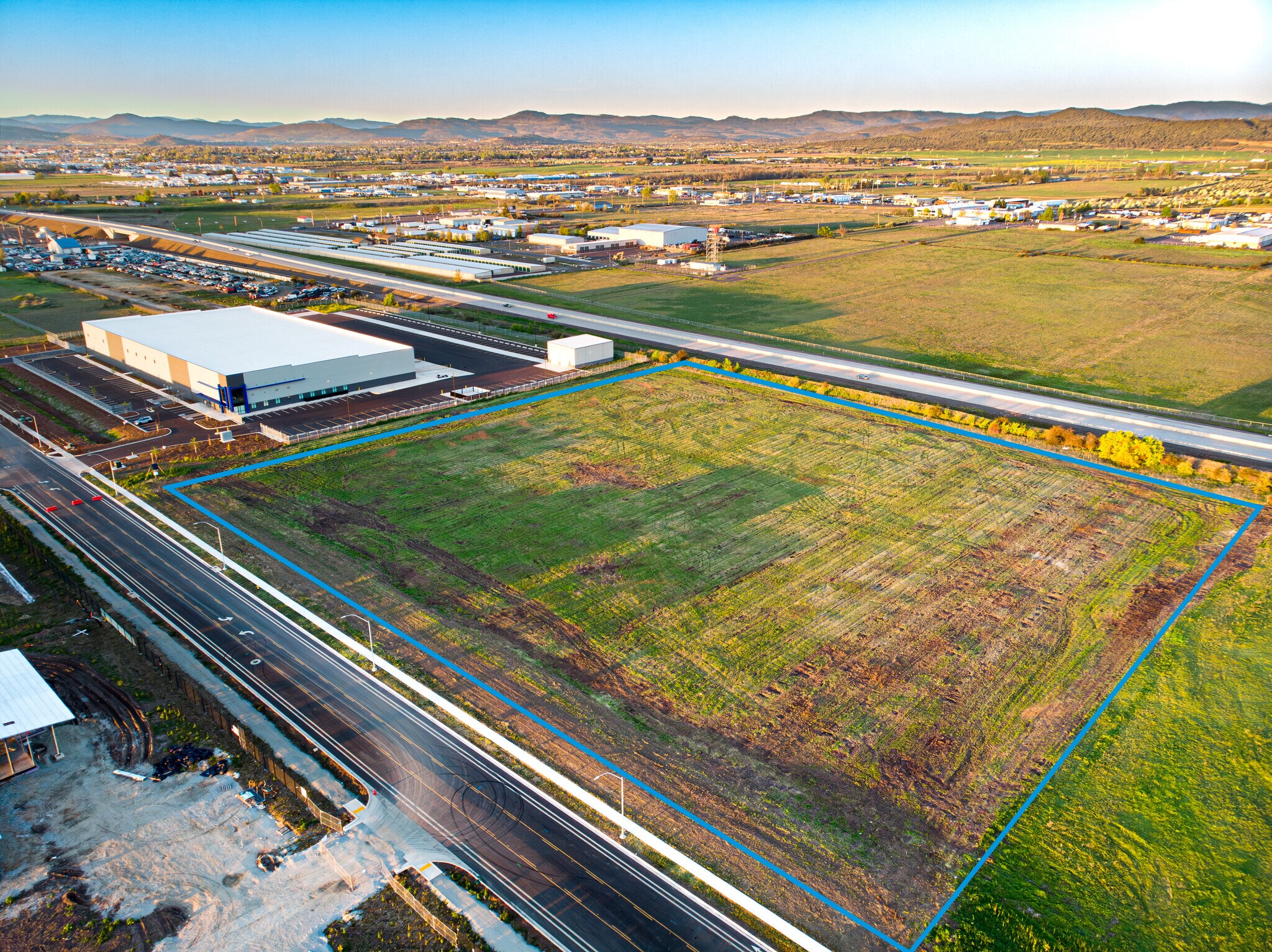 4676 Industry Dr, Medford, OR à vendre Photo principale– Image 1 sur 9