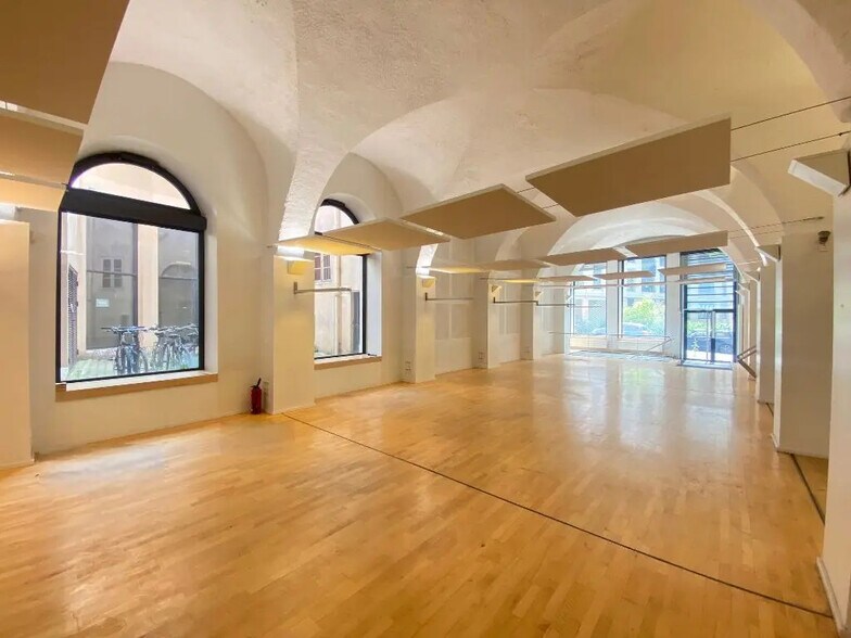 Local commercial dans Lyon à vendre - Photo de l’immeuble – Image 2 sur 8