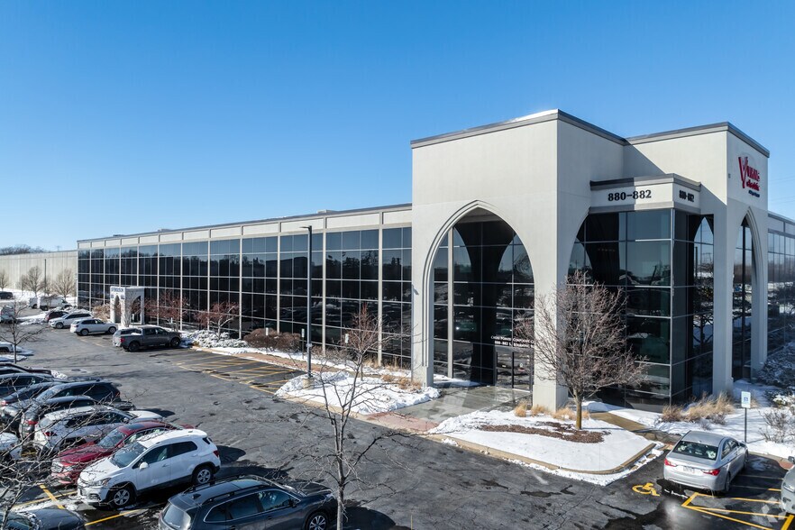 880 S Rohlwing Rd, Addison, IL à louer - Photo de l’immeuble – Image 1 sur 6