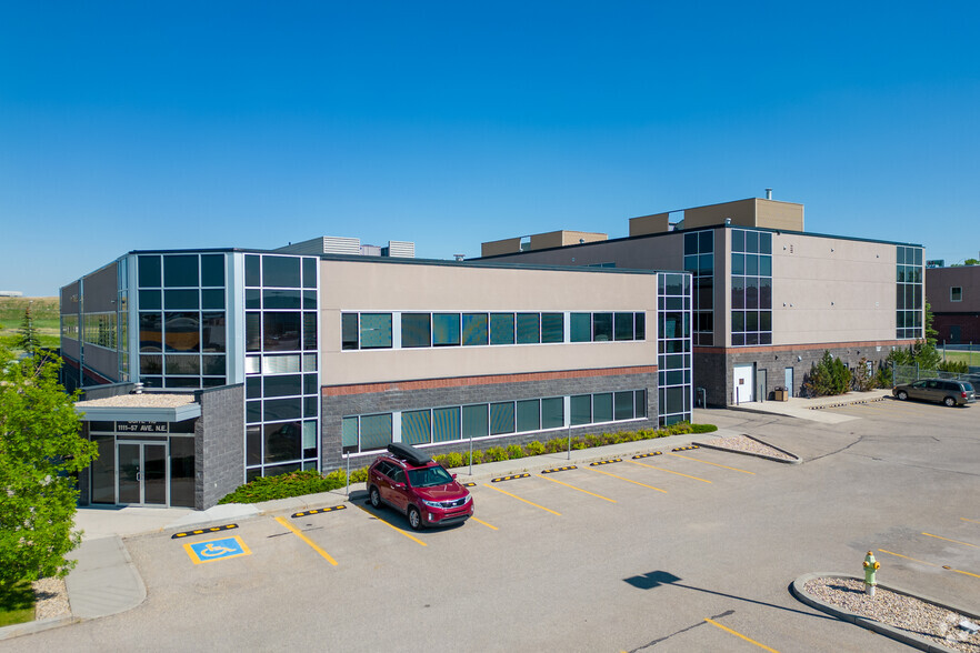 1111 57th Ave NE, Calgary, AB à louer - Photo principale – Image 1 sur 3