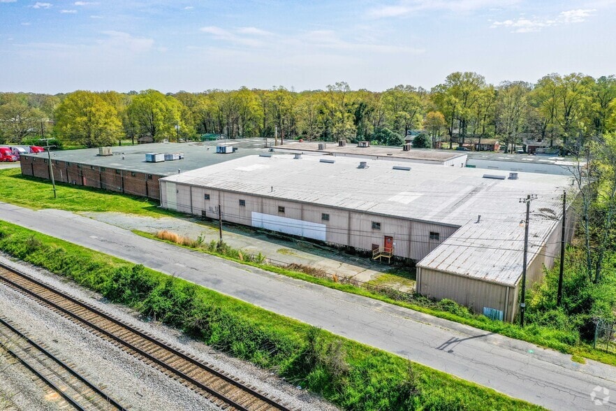 915 Curtis St, Monroe, NC à louer - Photo de l’immeuble – Image 3 sur 18