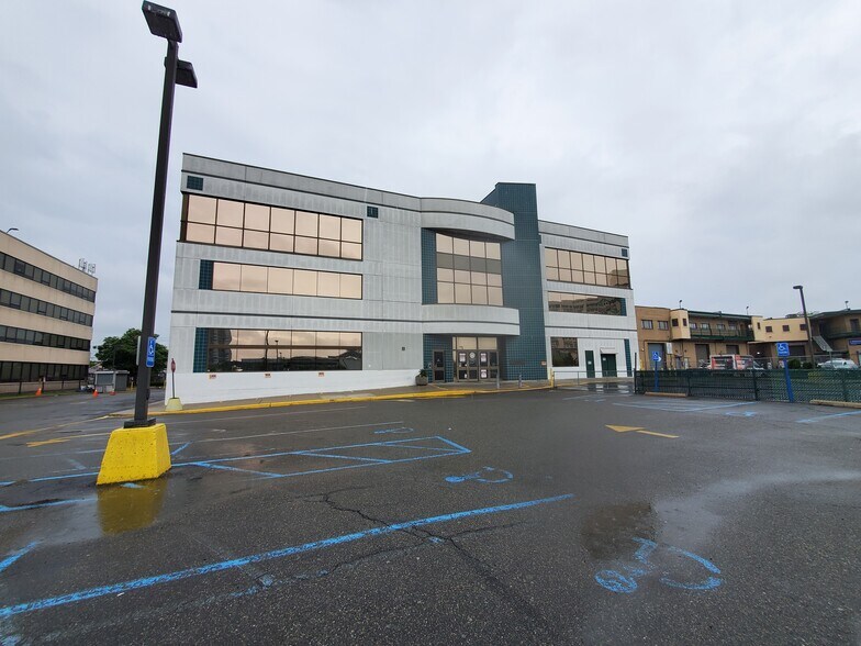 30-56 Whitestone Expy, Flushing, NY à louer - Photo de l’immeuble – Image 2 sur 16