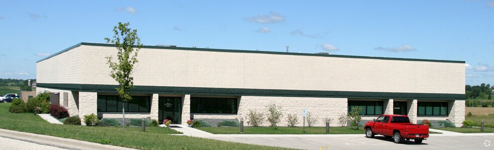 1665-1667 Independence Ave, Hartford, WI à louer - Photo de l’immeuble – Image 2 sur 5