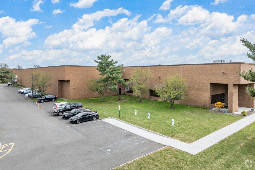 120 Herrod Blvd, South Brunswick, NJ à louer - Photo de l’immeuble – Image 2 sur 5