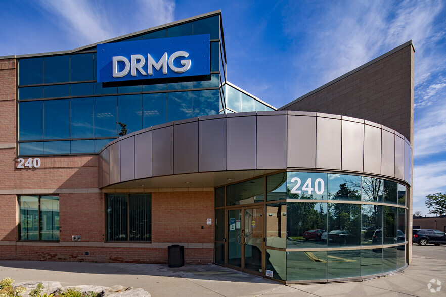 240 Wyecroft Rd, Oakville, ON à louer - Photo de l’immeuble – Image 3 sur 6
