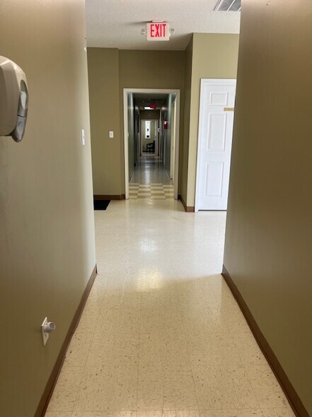 385 Cherry Lawn Rd, Huntington, WV à louer - Photo de l’immeuble – Image 2 sur 29