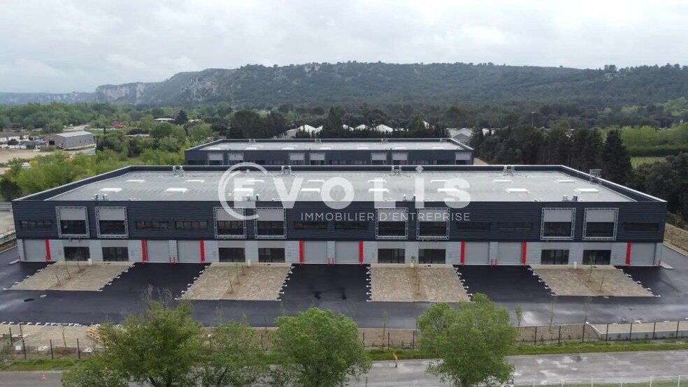 Local d’activités dans Villeneuve-lès-Avignon à louer - Photo de l’immeuble – Image 3 sur 11