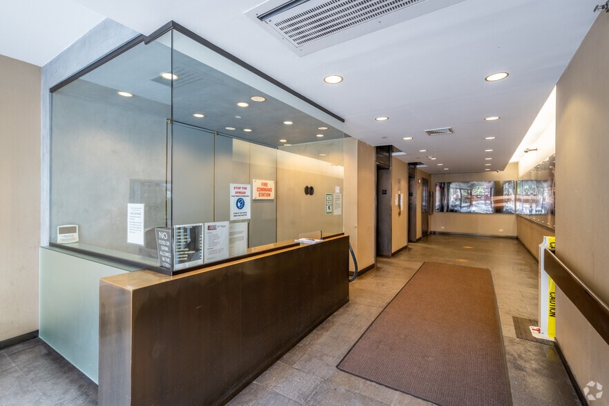 210 E 86th St, New York, NY à louer - Hall d’entrée – Image 3 sur 4