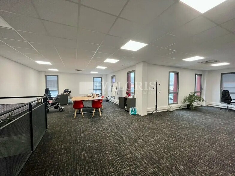 Local d’activités dans Chassieu à louer - Photo intérieure – Image 3 sur 9