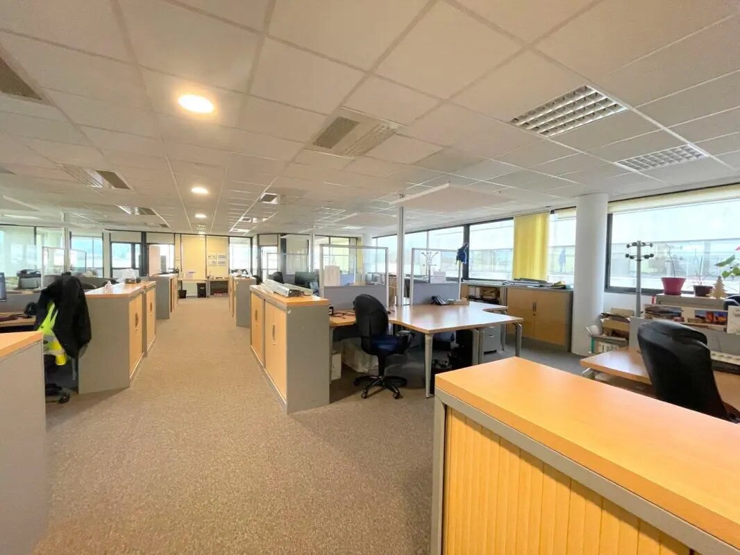 Bureau dans Poissy à louer Photo de l’immeuble– Image 1 sur 19