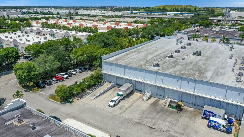 5900 NW 97th Ave, Doral, FL à vendre - Photo de l’immeuble – Image 2 sur 55