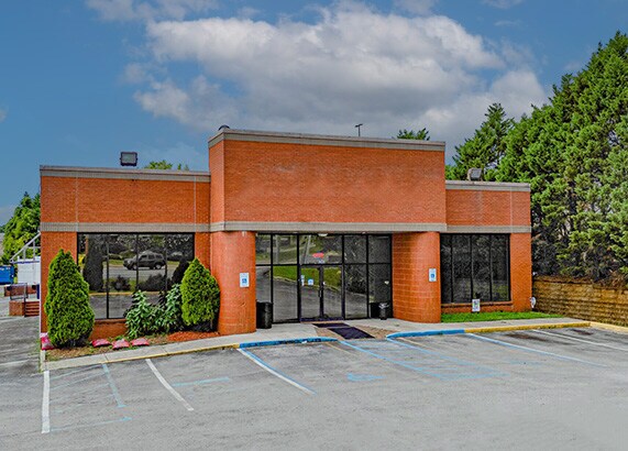 6243 University Dr NW, Huntsville, AL à louer - Photo de l’immeuble – Image 1 sur 4