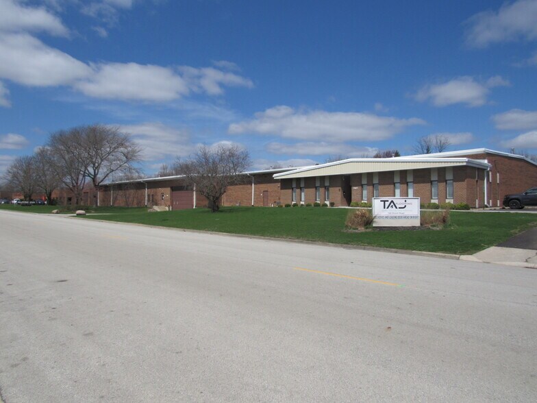 740 Church Rd, Elgin, IL à louer - Photo de l’immeuble – Image 1 sur 3