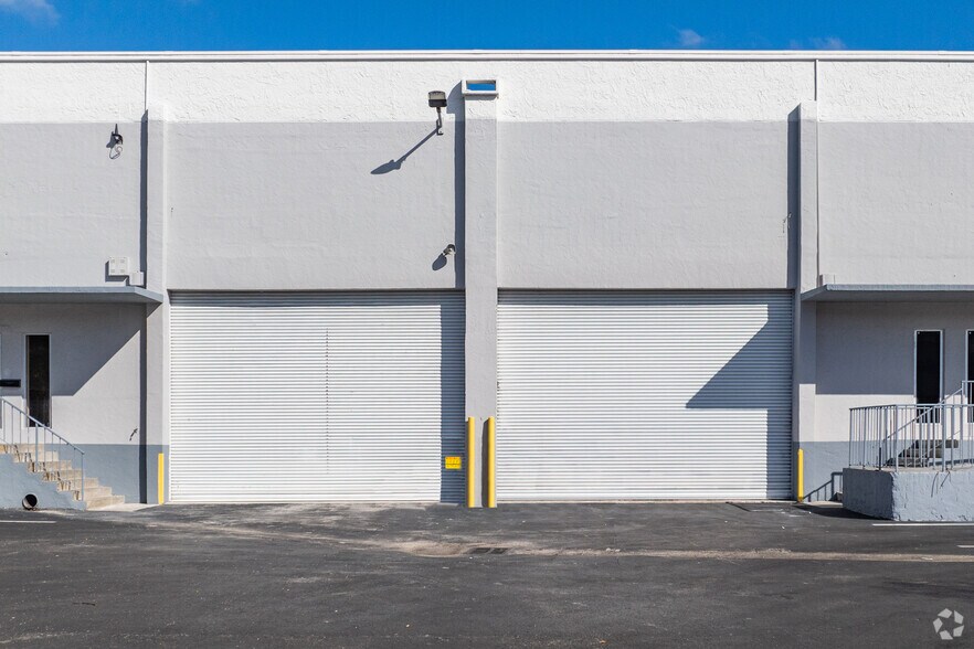 1601-1629 NW 82nd Ave, Doral, FL à louer - Photo de l’immeuble – Image 2 sur 2