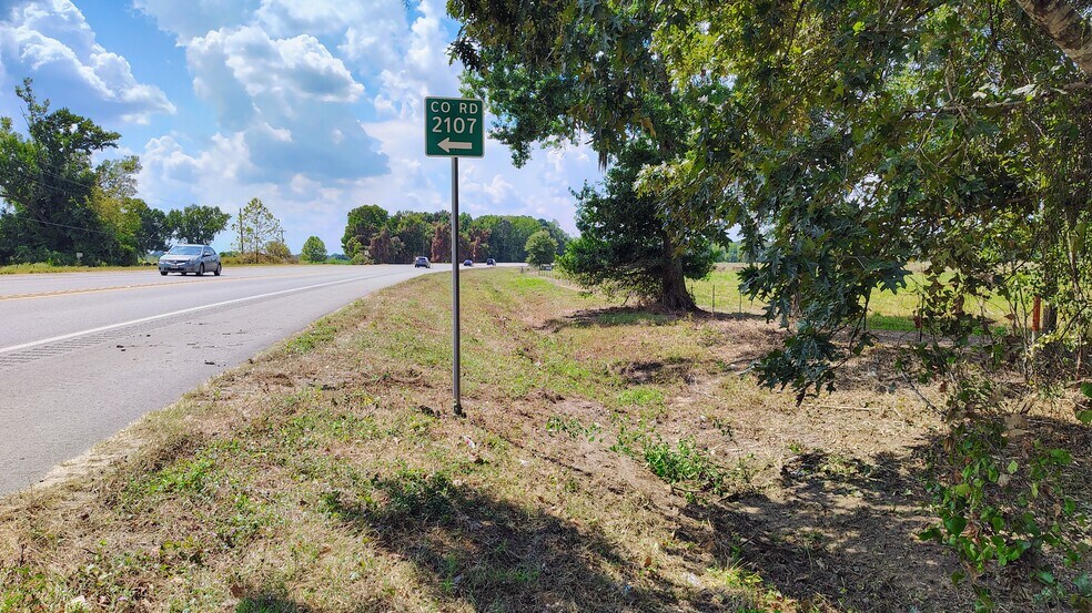 414 Highway 105, Liberty, TX à vendre - Photo de l’immeuble – Image 3 sur 7