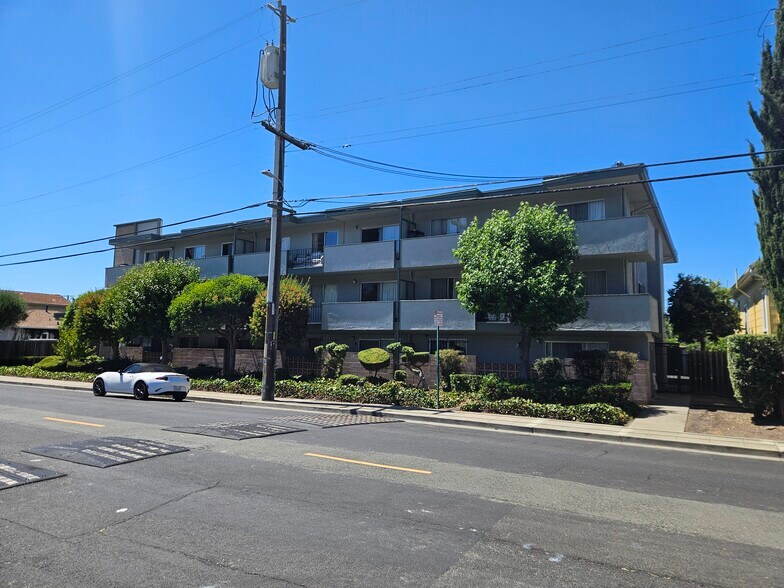 1049 Armstrong St, Hayward, CA à vendre - Photo de l’immeuble – Image 2 sur 41