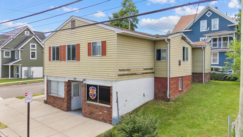 235 Hanover St, Meriden, CT à vendre - Photo de l’immeuble – Image 1 sur 28