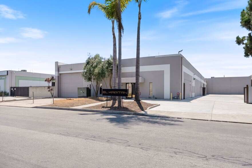 15591 Container Ln, Huntington Beach, CA à vendre - Photo de l’immeuble – Image 3 sur 14