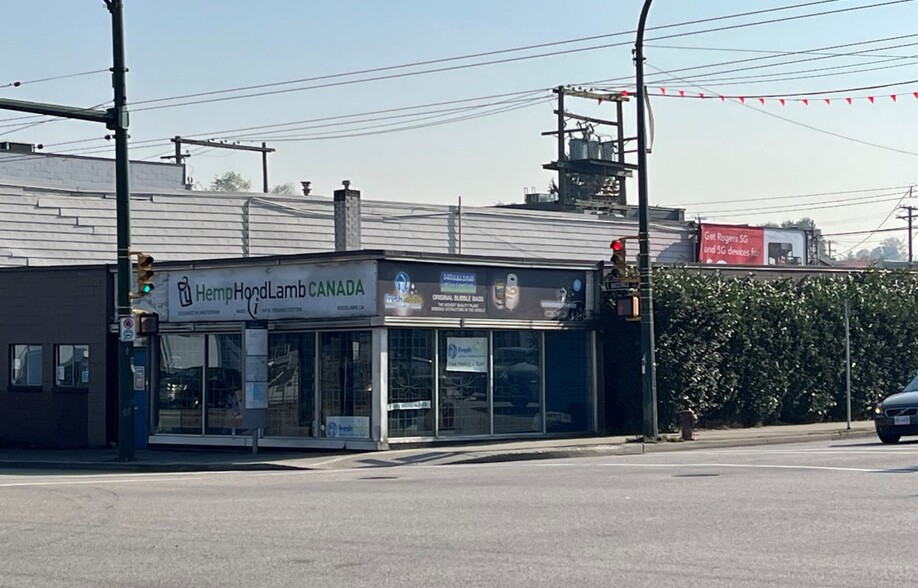 1310 E Hastings St, Vancouver, BC à vendre - Photo de l’immeuble – Image 1 sur 6