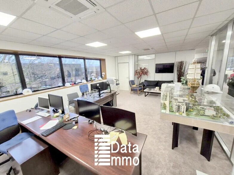 21 Rue Albert Einstein, Champs-sur-Marne à louer - Photo de l’immeuble – Image 2 sur 8