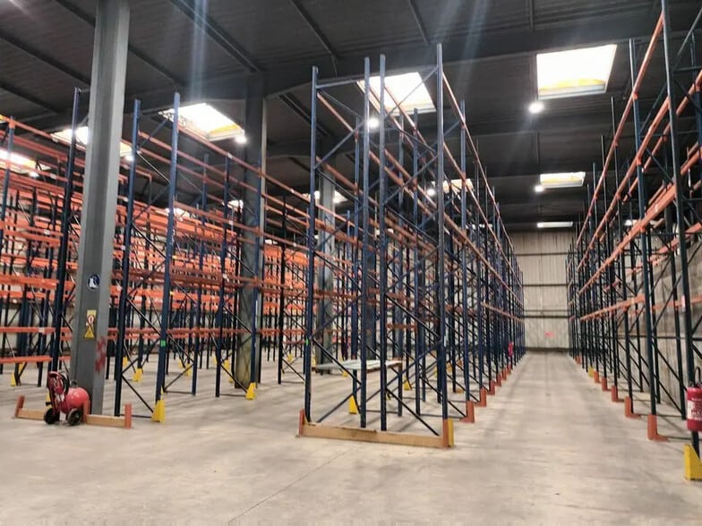 Local d’activités dans Barentin à louer - Photo de l’immeuble – Image 2 sur 13