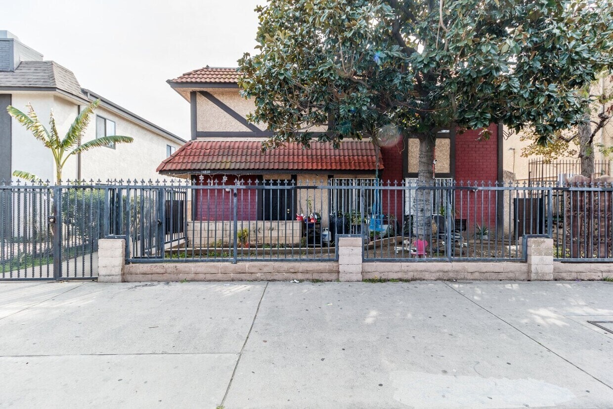 14830 Parthenia St, Panorama City, CA à vendre Photo de l’immeuble– Image 1 sur 13