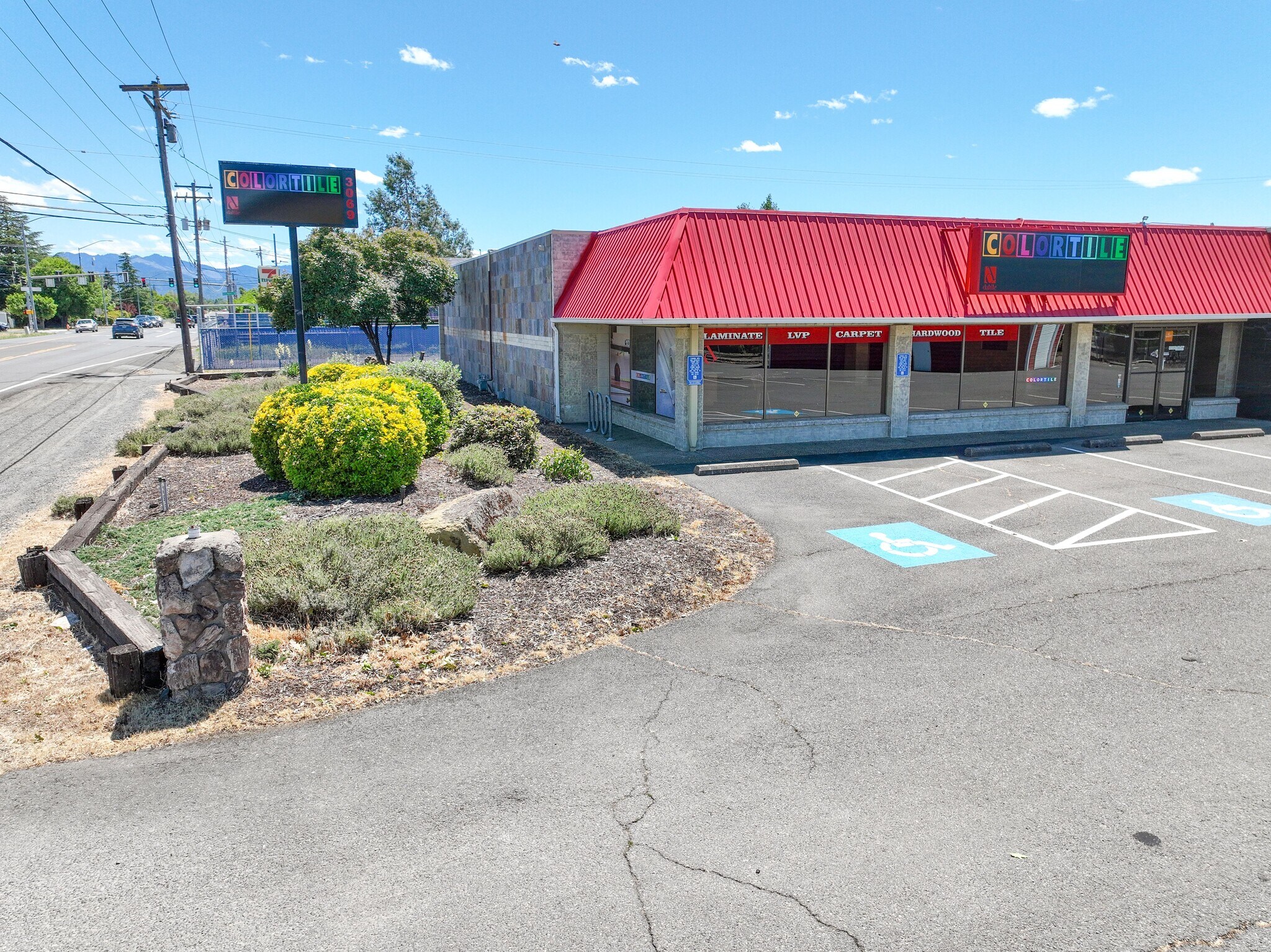 3069 Crater Lake Ave, Medford, OR à vendre Photo principale– Image 1 sur 9