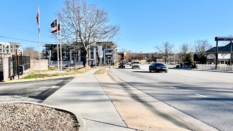 535 Queen City Pky, Gainesville, GA à louer - Photo de l’immeuble – Image 3 sur 20