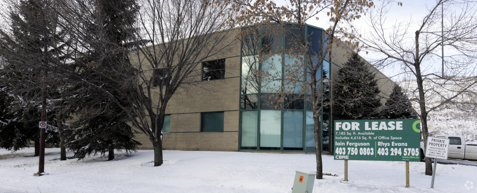 6115 10 St SE, Calgary, AB à vendre - Photo de l’immeuble – Image 3 sur 12