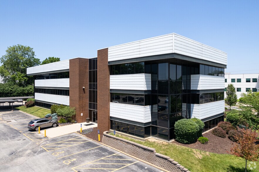 1224 Fern Ridge Pky, Saint Louis, MO à vendre - Photo principale – Image 1 sur 5