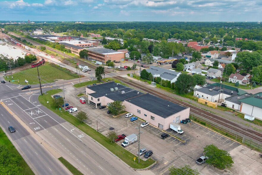 111 S Lake St, Montgomery, IL à vendre - Photo de l’immeuble – Image 1 sur 83