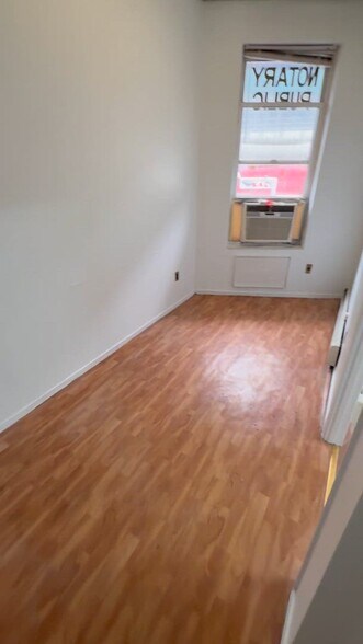 64-03 Roosevelt Ave, Woodside, NY à louer - Vidéo sur l’annonce professionnelle – Image 2 sur 32