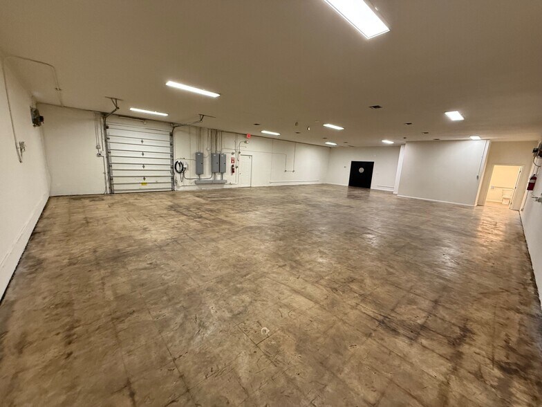 107 E New Haven Ave, Melbourne, FL à louer - Photo de l’immeuble – Image 3 sur 7