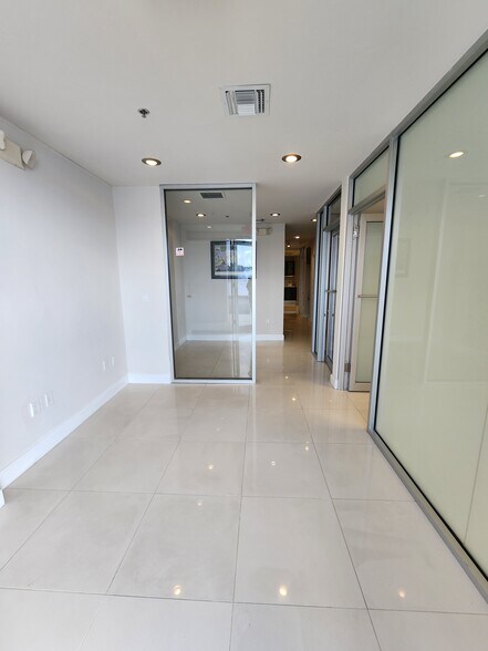 18501 Pines Blvd, Pembroke Pines, FL à louer - Photo de l’immeuble – Image 3 sur 17