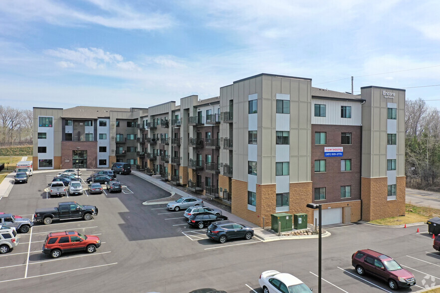 1081 SW Fourth St, Forest Lake, MN à louer - Photo principale – Image 1 sur 41