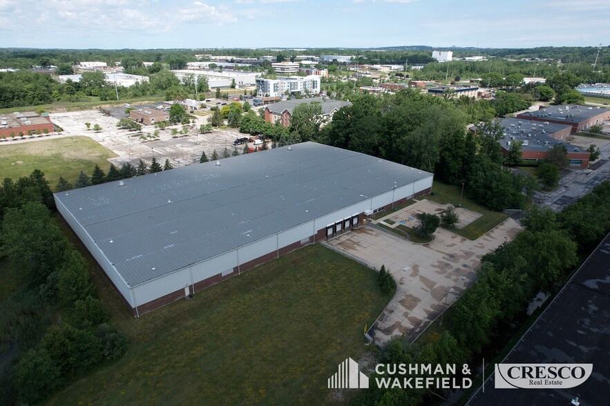 30700 Aurora Rd, Solon, OH à louer - Photo de l’immeuble – Image 2 sur 10