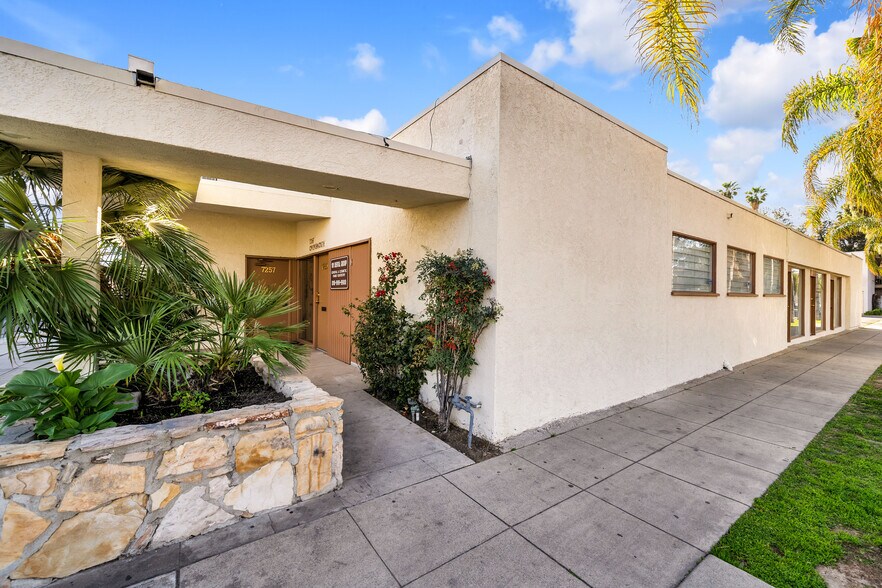 7257-7259 Owensmouth Ave, Canoga Park, CA à louer - Photo de l’immeuble – Image 2 sur 8