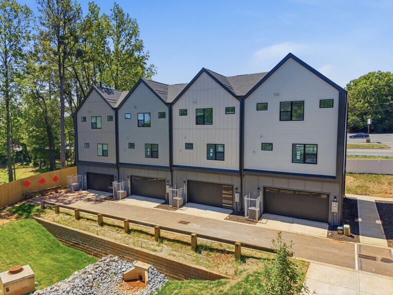 3428 Brookshire Blvd, Charlotte, NC à vendre - Photo de l’immeuble – Image 2 sur 18