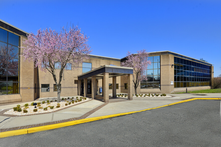106 Apple St, Tinton Falls, NJ à louer - Photo de l’immeuble – Image 1 sur 22