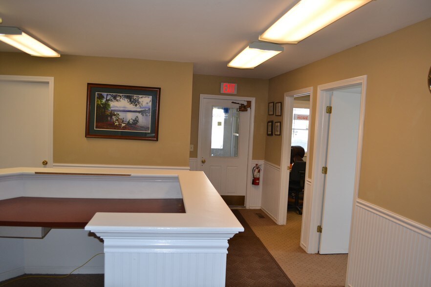 357 Bay Rd, Queensbury, NY à louer - Photo de l’immeuble – Image 2 sur 4