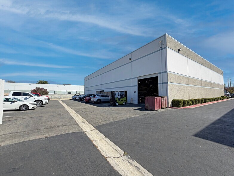 28217 Avenue Crocker, Santa Clarita, CA à vendre - Photo de l’immeuble – Image 2 sur 3