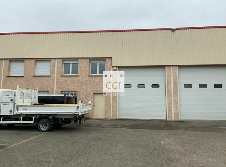 Local d’activités dans Chassieu à louer - Photo de l’immeuble – Image 1 sur 7