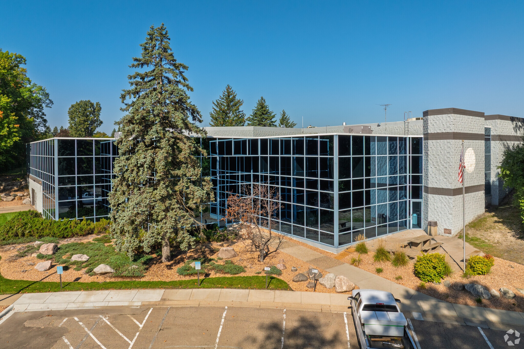 4100 Peavey Rd, Chaska, MN à louer Photo principale– Image 1 sur 5