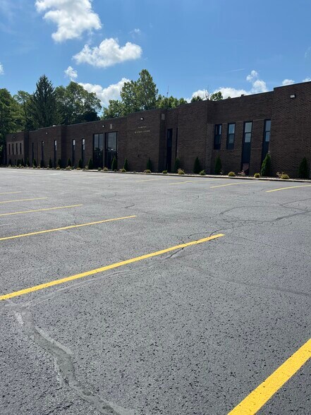 7505 Sussex Dr, Florence, KY à louer - Photo de l’immeuble – Image 2 sur 28