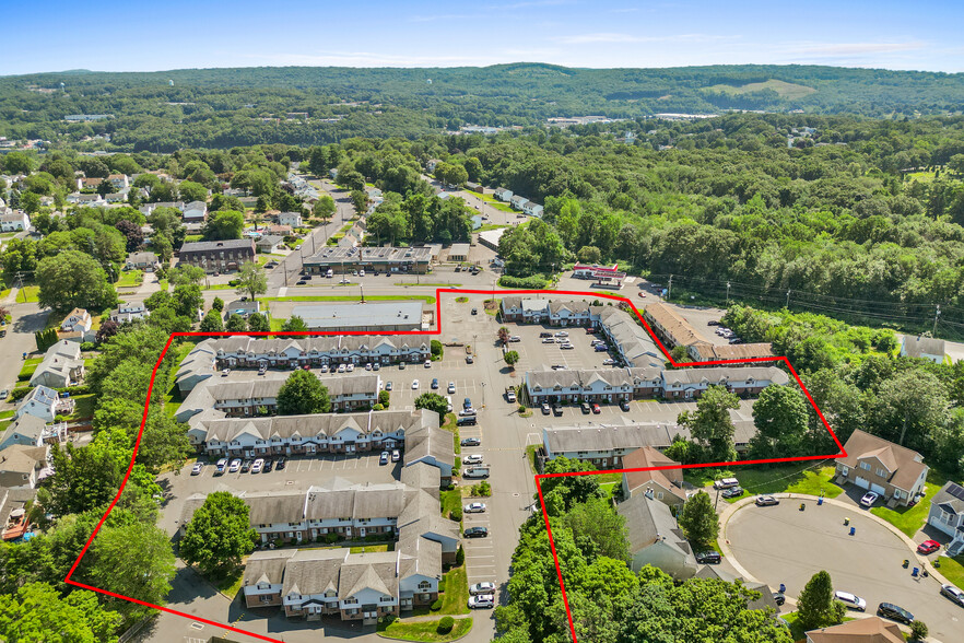 541 Pierpont Rd, Waterbury, CT à vendre - Photo de l’immeuble – Image 2 sur 34