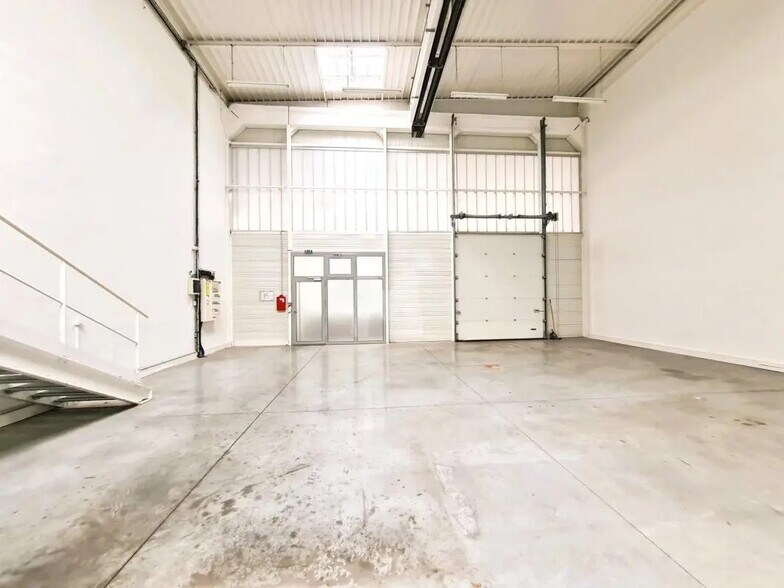 Local d’activités dans Palaiseau à louer - Photo de l’immeuble – Image 2 sur 8