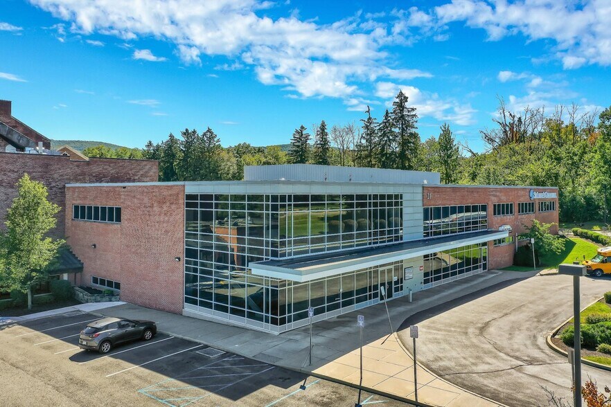 21 Laurel Ave, Cornwall, NY à louer - Photo de l’immeuble – Image 1 sur 96