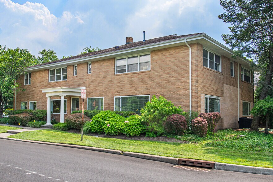 631 E Palisades Ave, Englewood Cliffs, NJ à vendre - Photo de l’immeuble – Image 1 sur 14